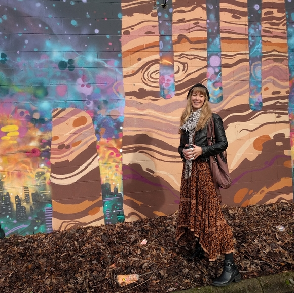 Meet your Posher, Leigh - Picture 2 of 3